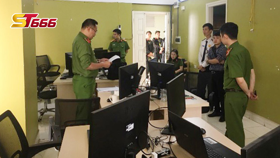 Hình ảnh đọc lệnh khám xét, bắt giữ các đối tượng phạm tội